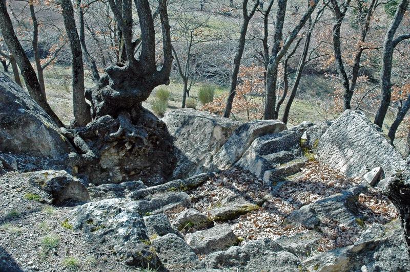 Gordes, authentique ferme fortifiée sur 4,4 hectares